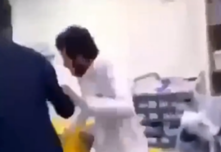 فيديو اعتداء مواطن على ممرضه